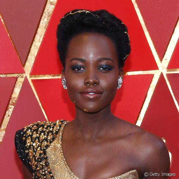 A sombra azul e batom nude de Lupita Nyong'o roubaram a cena no tapete vermelho do Oscar 2018! Além disso, a pele perfeita e iluminada da atriz foi destaque na make (Getty Images)